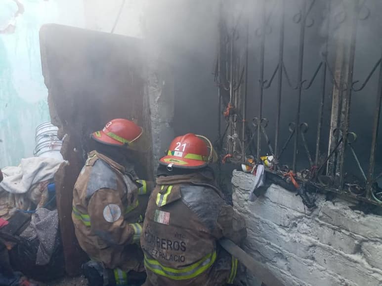 El fuego consumió ropa de segunda mano y otros objetos de valor que los propietarios de la casa almacenaban para su comercialización. (EL SIGLO DE TORREÓN)
