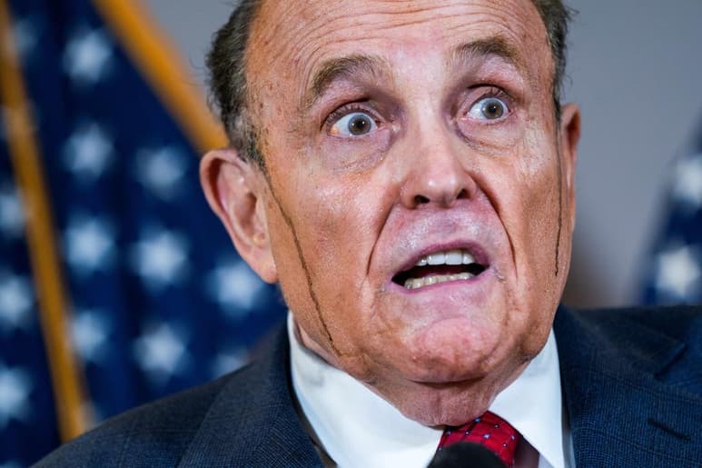 El presidente de Estados Unidos, Donald Trump, anunció a través de la rede social Twitter que su abogado Rudy Giuliani, el exalcalde de Nueva York, dio positivo a COVID-19. (ARCHIVO)