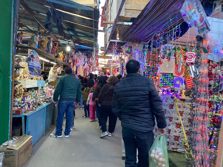 En los pasillos la sana distancia 'desaparece' ante la aglomeración de visitantes y comerciantes. (IVÁN CORPUS)