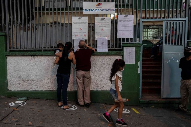 A pesar de la escasez de votantes, el colegio electoral alargó una hora más el proceso electoral. (EFE)