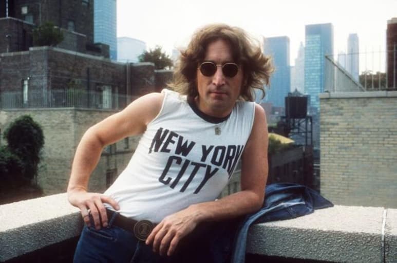 En 1971, John Lennon se mudó a Nueva York para tratar de dejar atrás una vida en la que era el constante centro de atención y en la que la prensa observaba cada uno de sus movimientos. Sus nueve años de residencia en la metrópolis, donde formó una familia y dio rienda suelta a su creatividad, le llevaron a enamorarse de una ciudad que sin embargo le vio morir asesinado hace 40 años. (ESPECIAL)
