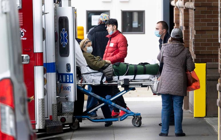 La tasa de muertes por la pandemia de COVID-19 en Estados Unidos es “impactante” y la “brutal realidad” es que los índices de contagios de la enfermedad son tan elevados que los abrazos en este periodo navideño no son recomendables, señaló el lunes el jefe de emergencias de la Organización Mundial de la Salud (OMS). (ARCHIVO)
