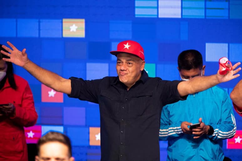 El chavismo aseguró este lunes que ganó los comicios legislativos venezolanos celebrados ayer con el 72 % de los votos, un dato que aún no ha sido confirmado por el Consejo Nacional Electoral (CNE), que en su primer boletín reportó el triunfo de esta fuerza política con el con el 67.6 % de las voluntades. (ARCHIVO)
