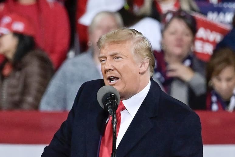 El presidente Donald Trump firmará este martes una orden ejecutiva para garantizar que los estadounidenses tengan acceso prioritario a las vacunas contra el Covid-19, informó un funcionario de la administración a la cadena NBC News. (ARCHIVO)
