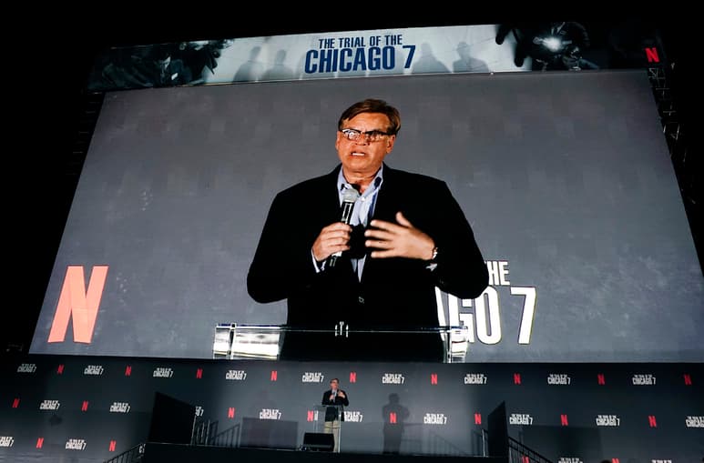 Presentación. Aaron Sorkin, guionista y director de The Trial of the Chicago 7, al presentar su película en una función de autocine.
