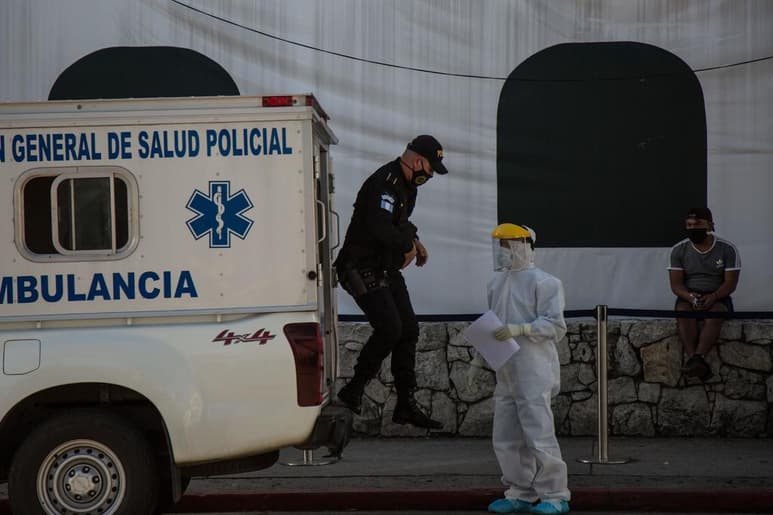 El principal experto al mando de la estrategia para enfrentar el coronavirus en Guatemala renunció en medio de una segunda ola de contagios en el país centroamericano. (ARCHIVO)
