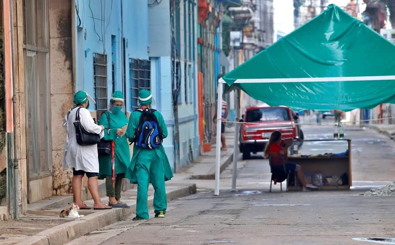 Cuba sumó 76 nuevos pacientes de COVID-19 este martes, jornada en la que la isla mantiene un incremento en los casos activos de la enfermedad con 797 confirmados, una de sus mayores cifras diarias en meses. (ARCHIVO)