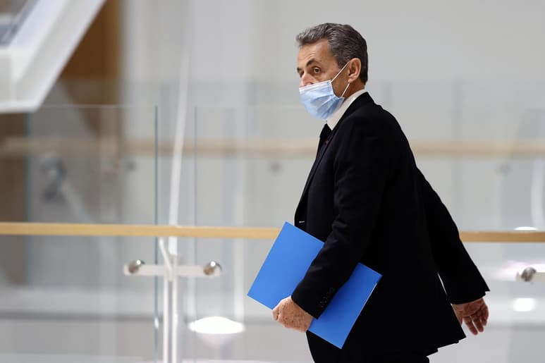 La Fiscalía francesa pidió este martes una pena de 2 años de cárcel firme y otros 2 exentos de cumplimiento contra el expresidente francés Nicolas Sarkozy por corrupción y tráfico de influencias. (ARCHIVO)