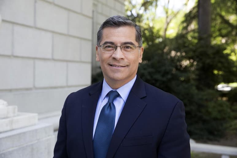 El latino Xavier Becerra, elegido por el presidente electo de EUA, Joe Biden, para dirigir la cartera de Sanidad, dijo este martes que 'nadie, nadie debería morir solo en una cama de hospital', durante su presentación formal. (ARCHIVO)