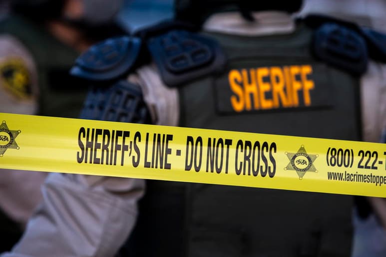 La policía arrestó a 158 personas el fin de semana en una fiesta ilegal en el condado de Los Ángeles, donde se registra un pico de coronavirus. (ARCHIVO)