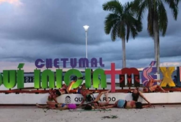 En Chetumal, Quintana Roo, el anuncio turístico de la localidad amaneció 'manchado de sangre' por parte de un colectivo feminista que se manifestó la mañana de este lunes para exigir un alto a la violencia en contra de la mujer. (Especial)