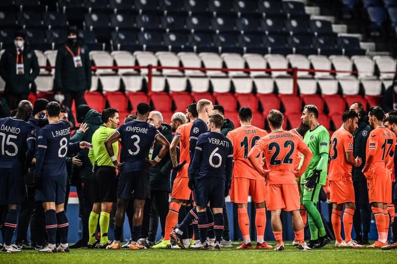 Este martes, los jugadores del Paris Saint-Germain e Istanbul BB abandonaron en conjunto el partido correspondiente a la Jornada 6 de la fase de grupos de la Champions League. (Especial)