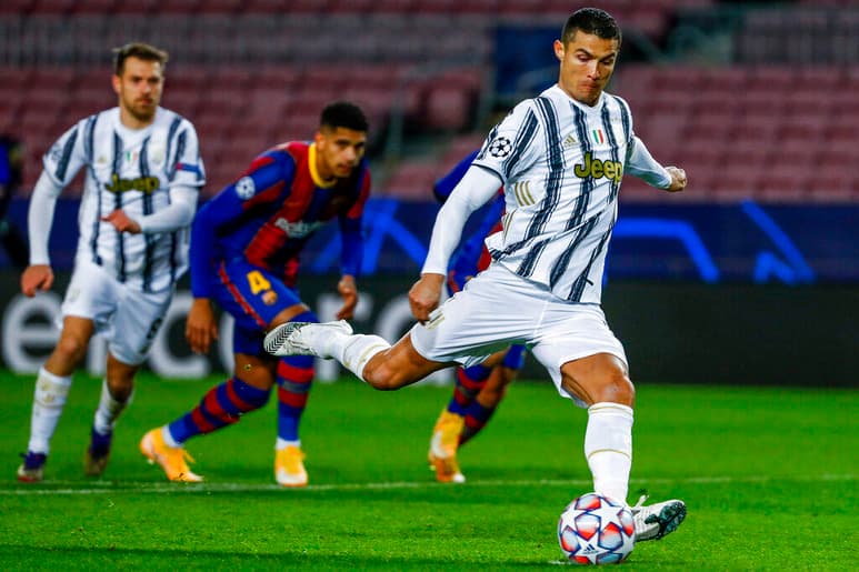 El Juventus liderado por Cristiano Ronaldo dejó en evidencia al Barcelona (0-3), relegó al cuadro que guía Leo Messi al segundo puesto del cuarteto, en la última jornada de la fase de grupos afeada por la retirada del Estambul Basaksehir en el partido contra el París Saint Germain. (ESPECIAL)