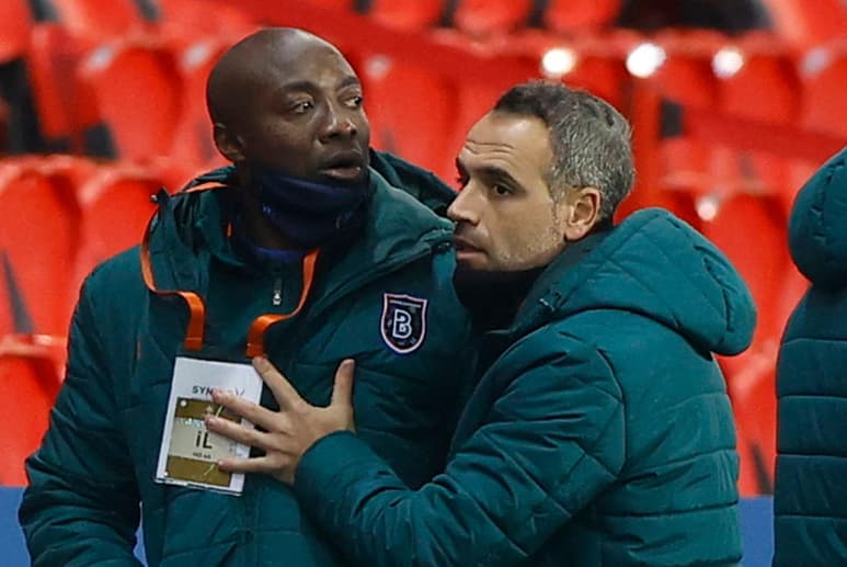 El duelo de la última jornada de la fase de grupos de la Liga de Campeones entre el París Saint-Germain y el Estambul, suspendido este martes por un insulto racista del cuarto árbitro a un miembro del cuerpo técnico turco, se jugará mañana a las 18:55 horas (17:55 GMT), indicó la UEFA. (EFE)