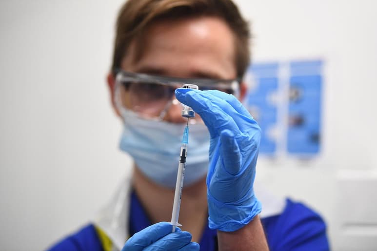 Dos personas que fueron inmunizadas este martes en Inglaterra con la vacuna contra el COVID-19 de Pfizer/BioNTech sufrieron una reacción alérgica y los reguladores británicos han recomendado a quienes tengan un historial clínico de alergias severas que no reciban este preparado.
