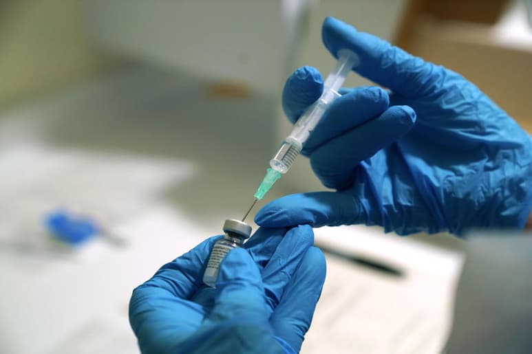 El Gobierno de Estados Unidos tiene intención de distribuir por todo el país 3 millones de las primeras dosis de la vacuna contra la COVID-19 de Pfizer, 48 horas después de su aprobación de emergencia, que podría llegar este jueves, anunció un responsable del Pentágono. (ARCHIVO)