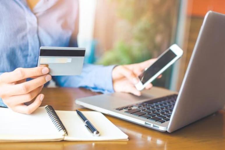 Uno de cada dos mexicanos comprarán sus regalos por internet pues consideran que les ofrece seguridad, conveniencia y envíos rápidos, reveló un estudio de Ipsos para Mercado Libre. (ESPECIAL)