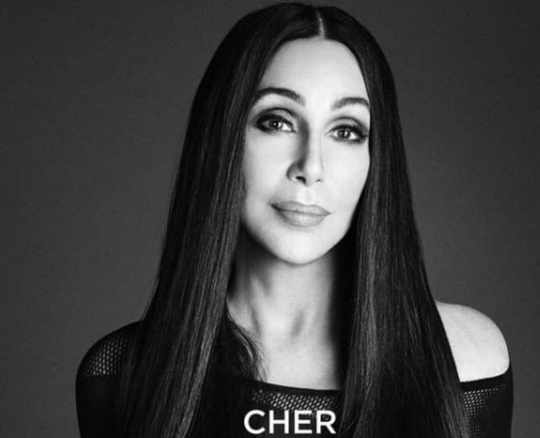 Este miércoles la cantante estadounidense Cher salió a las calles de Londres para dirigirse a una entrevista en la cadena BBC. (Especial)