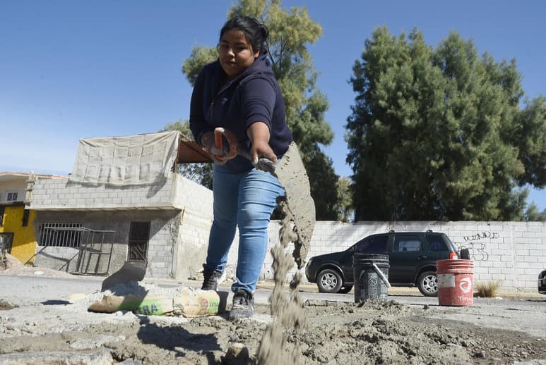 Debido a las malas condiciones del pavimento sobre algunas vialidades de las colonias Plan de Ayala y Vista Hermosa de Torreón, un grupo de ciudadanos y ciudadanas tomó esta tarde la iniciativa de tapar algunos baches, por ejemplo, los que se ubican sobre la avenida Presidente Carranza. (JESÚS GALINDO)