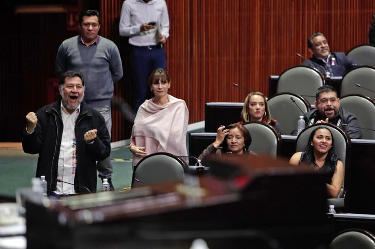 El vicecoordinador del PT, Gerardo Fernández Noroña y la diputada del PRD, Guadalupe Almaguer, se enfrentaron por la alianza opositora que formarán PRI, PAN y PRD para la renovación de la Cámara de Diputados el próximo año y por la camioneta Volvo del petista de más de un millón de pesos. (ARCHIVO)