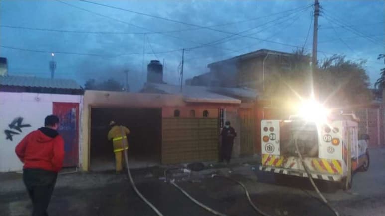 Fueron vecinos quienes se percataron del humo saliendo de la casa y de inmediato llamaron al 911. (EL SIGLO DE TORREÓN)