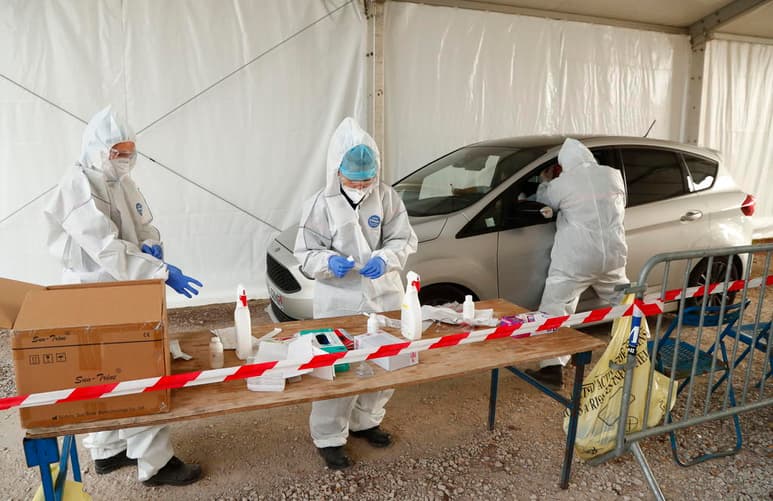 Los franceses solo podrán celebrar el fin de este particular año 2020 con los suyos y en casa. El Gobierno francés dio este jueves marcha atrás en la promesa de no imponer un toque de queda durante las fiestas por el alto número de contagios, que le ha llevado además a retrasar la reapertura de centros culturales. (ARCHIVO)
