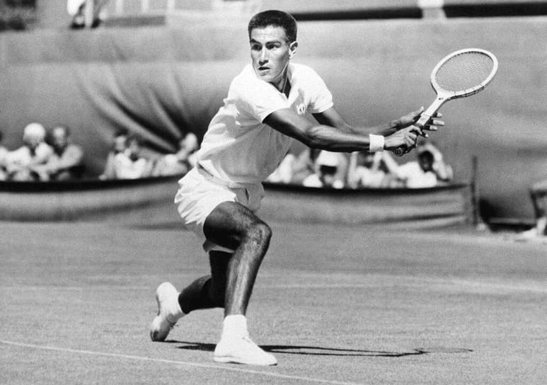 Foto del 26 de enero de 1959 el tenista peruano Alex Olmedo en el encuentro ante Neale Fraser en el Campeonato Nacional de Australia. (AGENCIAS)