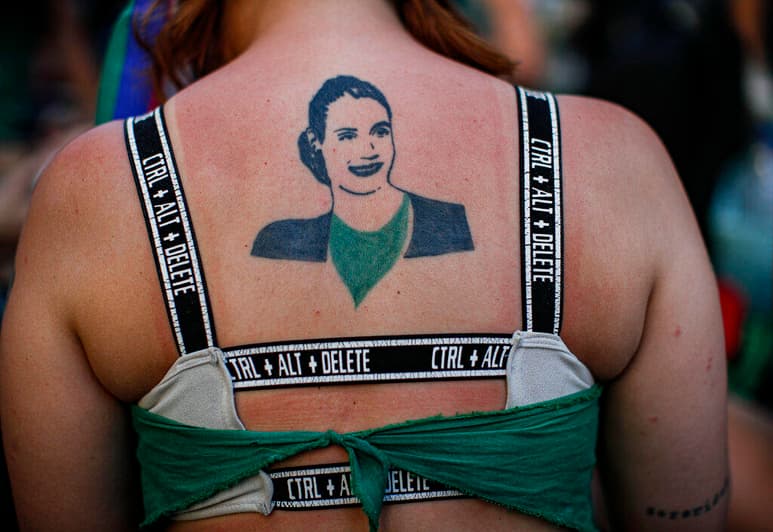De aprobarse la iniciativa del Gobierno argentino, toda gestante podrá acceder al aborto en ese plazo legal en el sistema de salud o con su asistencia en un plazo máximo de 10 días desde su requerimiento. (AGENCIAS)