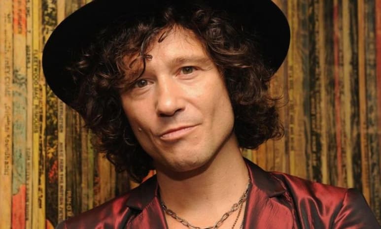'Vestido como un yonqui' (drogadicto) es como Enrique Bunbury dice que ha pasado la cuarentena. Y aunque tratado de no caer en la tentación de hacer cosas que no le gustan, como 'regalar conciertos', explica que prepara un streaming único y bien producido. (Especial)