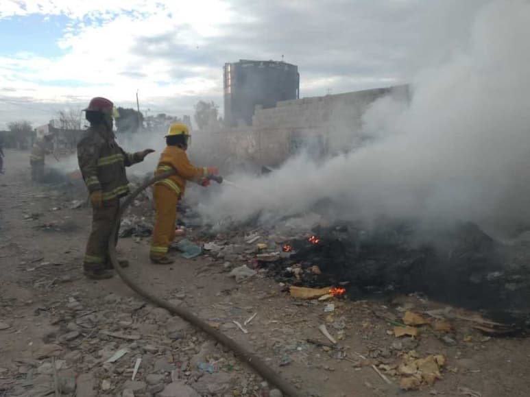 Por espacio de una hora los bomberos trabajaron en el lugar removiendo la basura apilada y la hierba seca. (EL SIGLO DE TORREÓN)