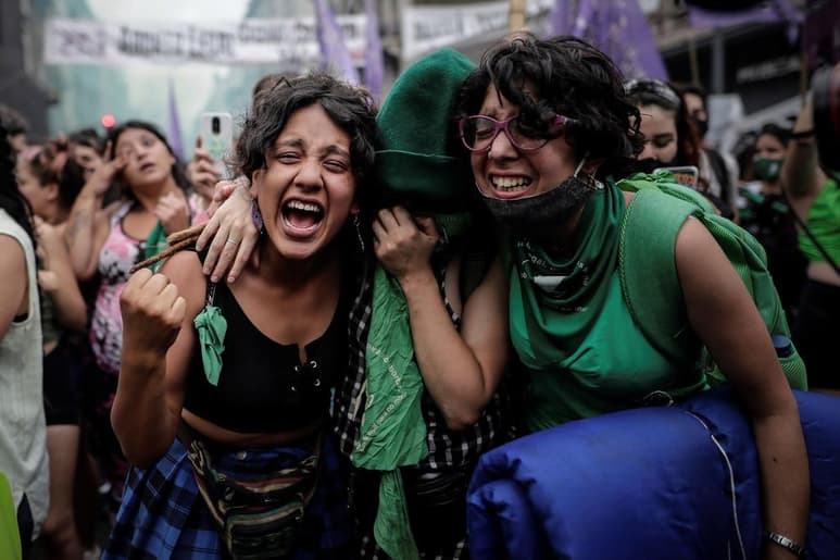 Dos mujeres muestran su alegría este viernes en las calles de Buenos Aires después de que la Cámara de Diputados de Argentina aprobara esta mañana un proyecto de ley que permite acceder libre y legalmente al aborto hasta la semana 14 de gestación y que ahora deberá pasar al Senado para su debate y eventual sanción definitiva. (EFE)