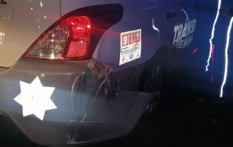 El conductor del vehículo particular aceleró e impactó a la unidad oficial, para finalmente darse a la fuga e iniciar una persecución. (EL SIGLO DE TORREÓN)