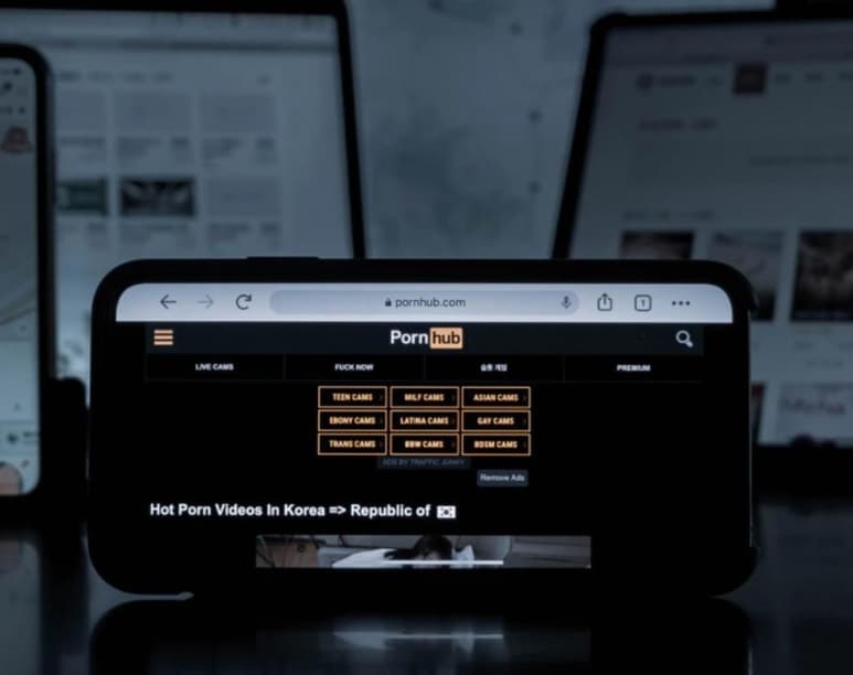 Mastercard y Visa dijeron que bloquearán el uso de sus tarjetas de crédito para efectuar compras en Pornhub ante acusaciones de que el sitio web pornográfico exhibía videos de violaciones y de menores de edad en actos sexuales. (Especial)