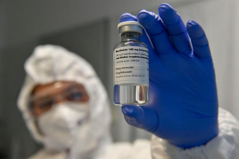 Una combinación del antiviral remdesivir y del baricitinib, un medicamento para tratar la artritis reumatoide, permite acortar el tiempo de recuperación de los pacientes hospitalizados por la COVID-19. (ARCHIVO)