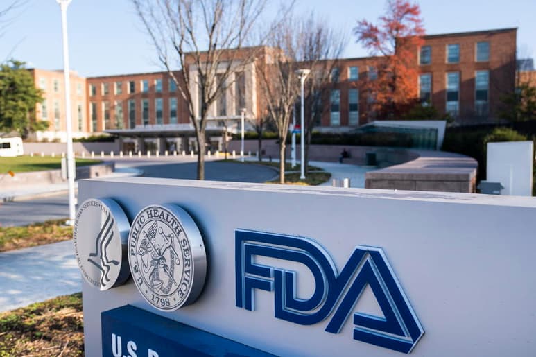 El Gobierno de EUA anunció este viernes que está 'muy cerca' de aprobar la vacuna contra la COVID-19 de la farmacéutica estadounidense Pfizer, de manera que la campaña de inmunización podría comenzar el lunes o martes de la próxima semana. (ARCHIVO)