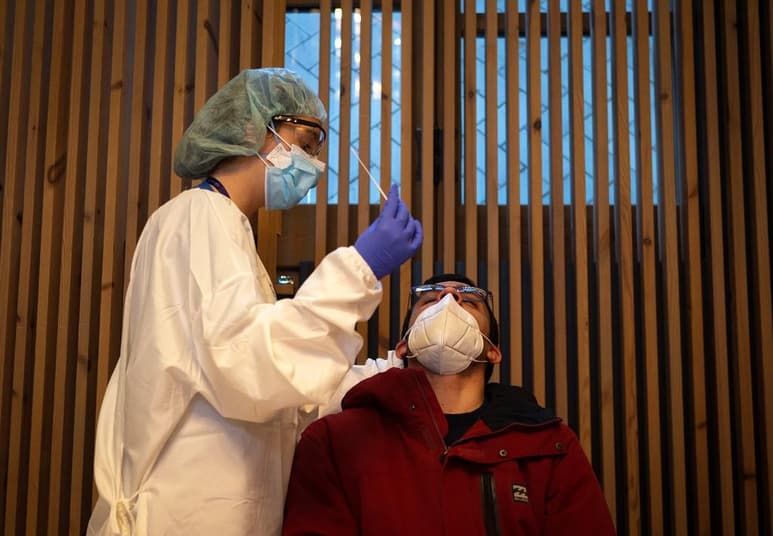 España contabilizó 10,519 nuevos positivos de coronavirus en las últimas 24 horas, con lo que la cifra total de contagios se eleva a 1,730,575 desde el inicio de la pandemia, mientras que el número de fallecidos suma un total de 47,624 tras sumar 280 nuevos decesos. (EFE)