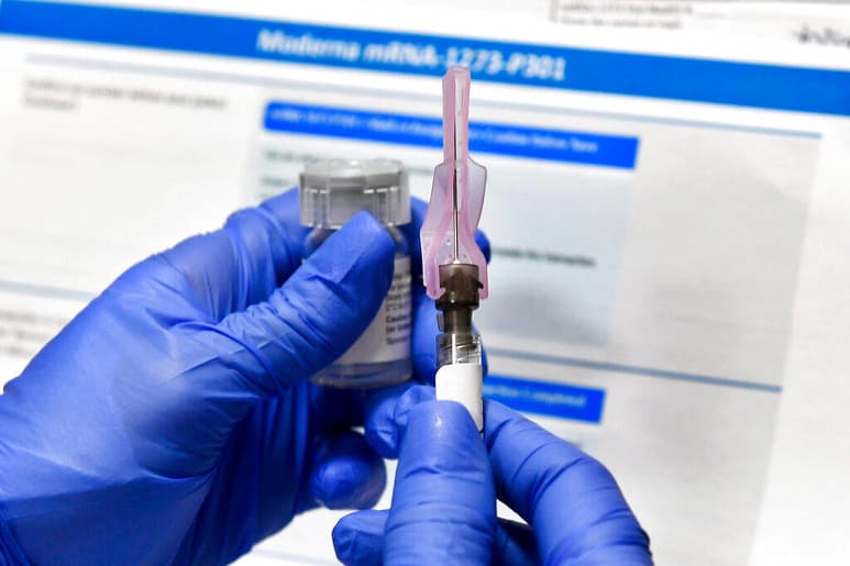 La farmacéutica Moderna anunció este viernes que el Gobierno de Estados Unidos ha comprado otros 100 millones de dosis de su vacuna. (AGENCIAS)