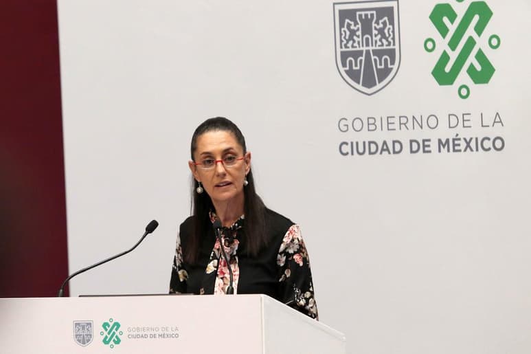La jefa de gobierno de la Ciudad de México, Claudia Sheinbaum Pardo, atribuyó el incremento de hospitalizaciones por COVID-19 al aumento en el número de fiestas y reuniones familiares, donde se pierde la sana distancia, se quitan el cubrebocas y se relajan las medidas de cuidado, por lo que expuso que la capital está en alerta por esta enfermedad. (ARCHIVO)
