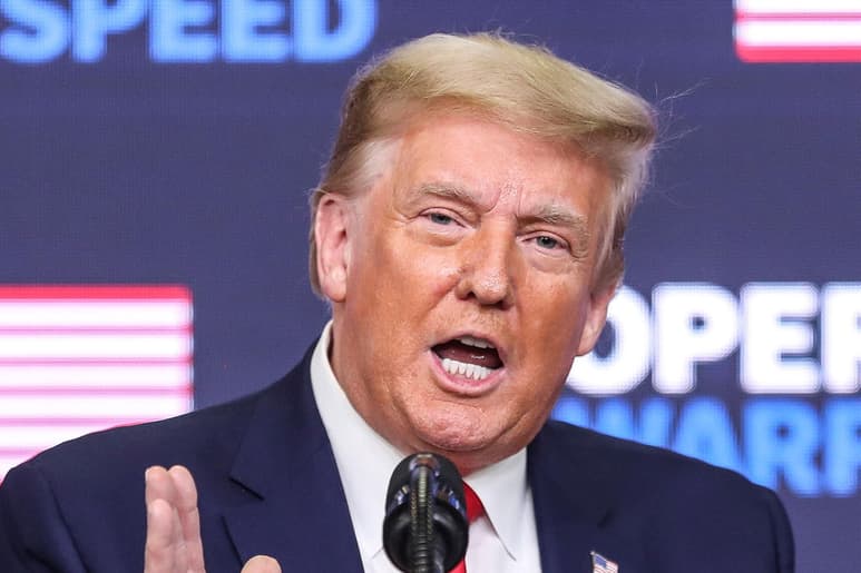 El presidente saliente de Estados Unidos, Donald Trump, anunció este viernes que la vacuna de Pfizer ha empezado a distribuirse por el país y que la primera dosis se administrará en las próximas 24 horas. (ARCHIVO)