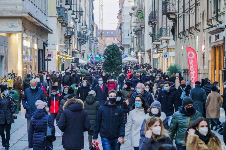 América, con 29.7 millones de casos, registró en la pasada jornada una cifra récord de 328,000 nuevos positivos, mientras que Europa, con 21.4 millones de contagios, notificó a la OMS 273,000, lejos de las cifras de hace un mes pero mostrando un aumento de infecciones con respecto a la semana pasada.
(EFE)