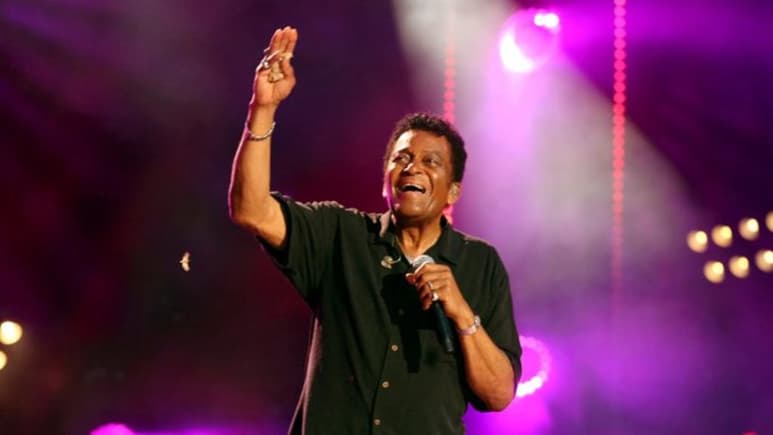 La primera leyenda negra de la música country, Charley Pride, falleció este sábado a los 86 años de edad por complicaciones relacionadas con la COVID-19, informó su publicista, Jeremy Westby, en un comunicado. (ESPECIAL)