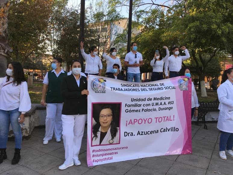 En apoyo a la doctora Azucena, cerca de un centenar de trabajadores del Sindicato Nacional del Seguro Social realizaron una marcha pacífica para exigir justicia entorno a su caso. (EL SIGLO DE TORREÓN)