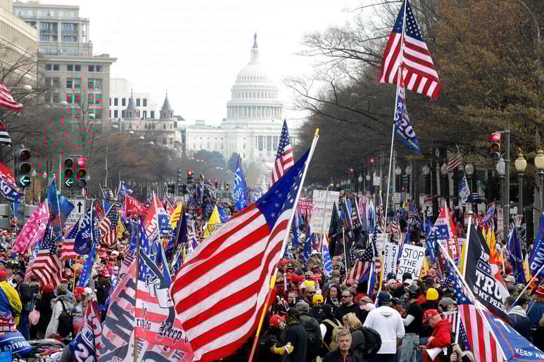  Miles de simpatizantes del presidente saliente Donald Trump se manifestaron este sábado contra los resultados electorales. (ESPECIAL)
