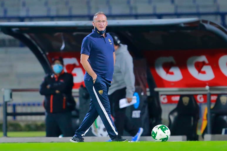 El argentino Andrés Lillini, entrenador de los Pumas UNAM del fútbol mexicano, reveló este sábado que conocer sus limitaciones tiene a su equipo cerca de ganar el título del Apertura 2020. (AGENCIAS)