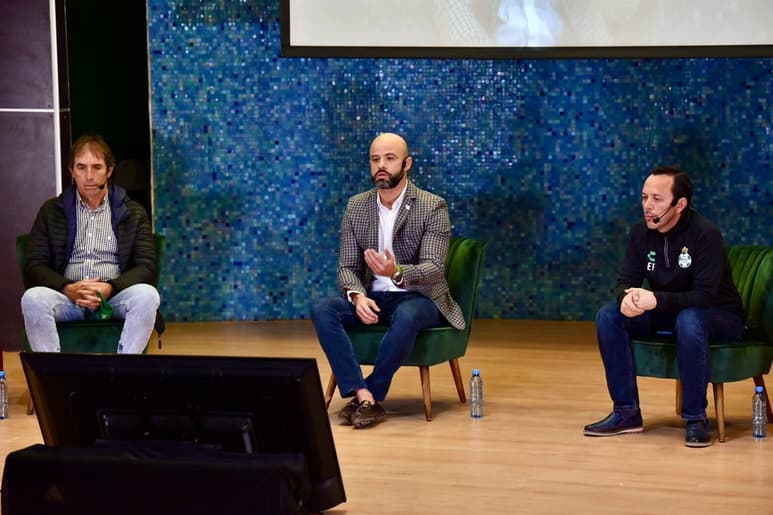 Guillermo Almada (i), técnico de Santos, Dante Elizalde, presidente ejecutivo y Eduardo Fentanes, director de fuerzas básicas, estuvieron ayer en un foro con los medios de comunicación.