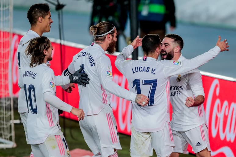 Jugadores del Real Madrid celebran el segundo tanto del juego, en la victoria 2-0 sobre el Atlético.