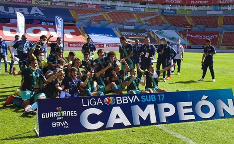Los integrantes de la Franja festejaron a lo grande en el Estadio Victoria de Aguascalientes, donde mantuvieron la ventaja en el global.