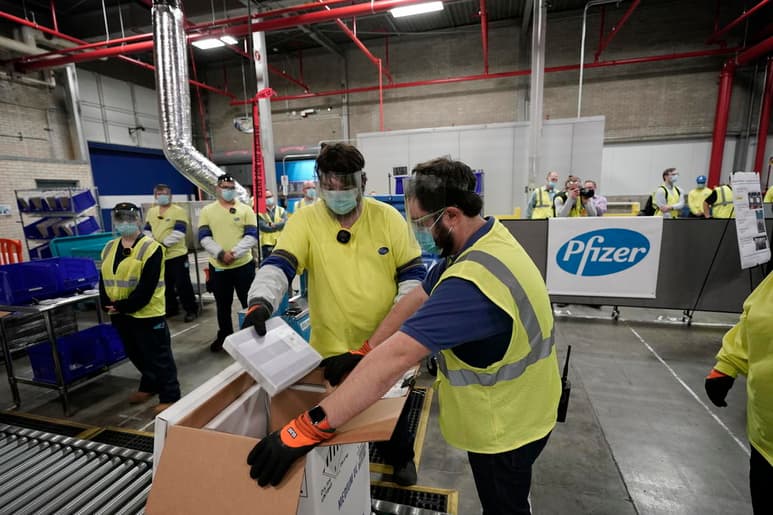 Estados Unidos ha comenzado la distribución de vacunas contra el COVID-19 después de obtener autorización para su uso de emergencia, con lo que arranca el esfuerzo de vacunación más grande del país. (EFE)