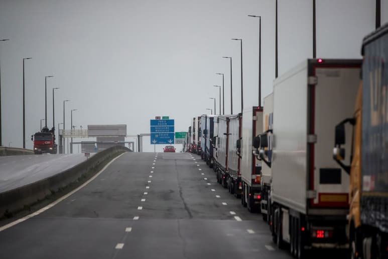 La falta de estructuras para acoger a tantos camiones hace que los vehículos y transportistas se acumulen en las vías portuarias y en la autopista. (EFE)