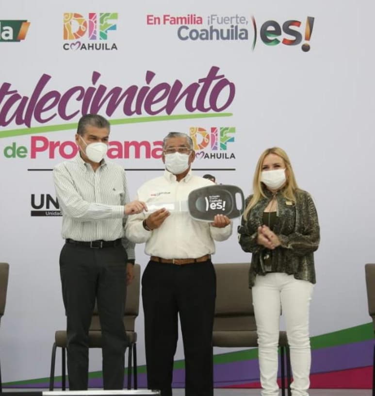 La presidenta honoraria del DIF Coahuila destacó la labor de los operadores del transporte UNEDIF, quienes brindan un trato humano e inclusivo a la población vulnerable.